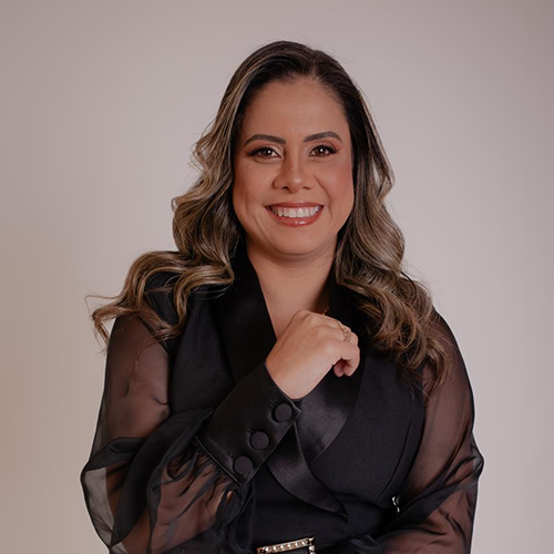 Dra. Ana Paula Oliveira Professora Clínica |  Especialista FUE | Dermatologista